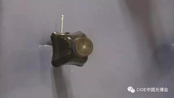 全息投影设备能投射浮空影像，商品展示效果生动逼真